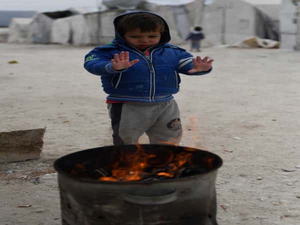 تأمين مواد التدفئة لأهالي مخيم دير بلوط