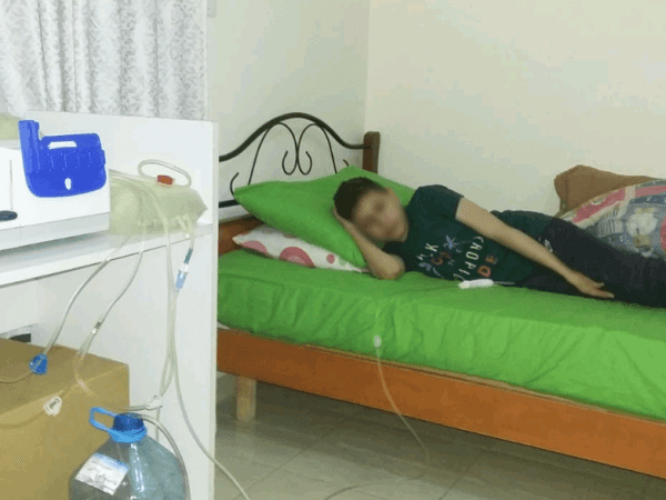 طفل يعاني من فشل كلوي