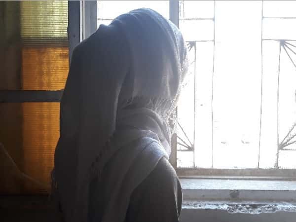 فتاة تعاني من نقص سمع