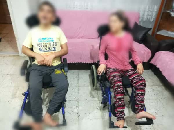 توأمان مصابان بضمور دماغي وشلل نصفي بحاجة ماسة للمساعدة