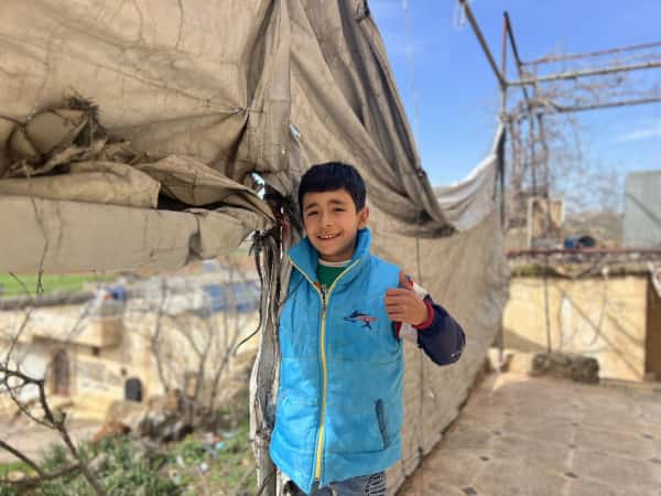 أنس طفل يتيم يعيش ظروفا قاسية