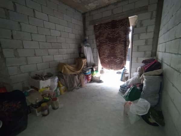 بعد ان أصبح بيتها ركاماً لم تجد سوى بيت على العضم مأوى لها