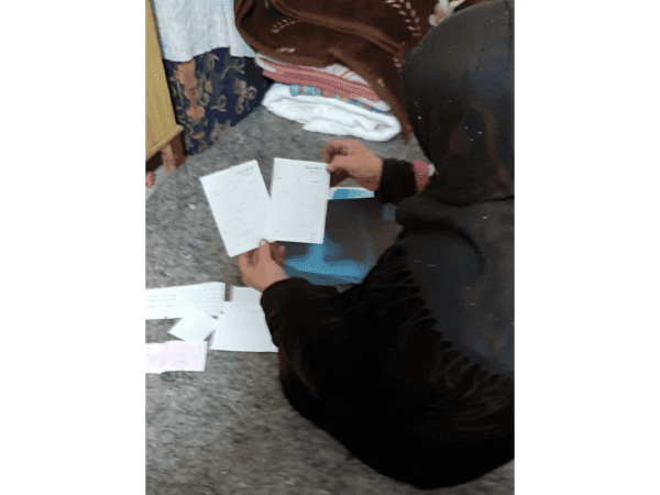 امرأة تعاني آلاماً شديدة