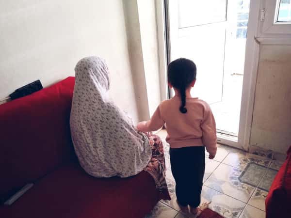 لن تستطيع النظر إن لم تساعدوها