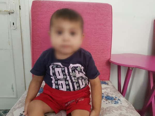 A child suffers from kidney failure