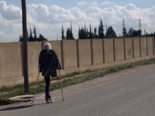 كرسيٌ يعينها على الحركة