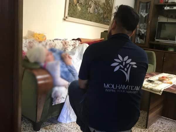 تعاني ألماً شديداً بسبب كتلة لا تستطيع تحمل كلفة استئصالها