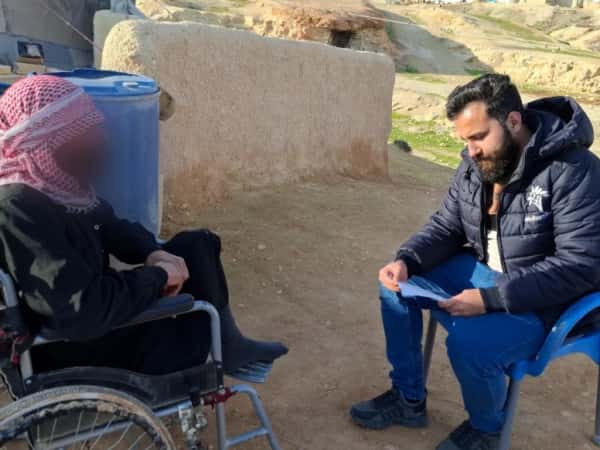 شاب يكافح الإعاقة والمرض