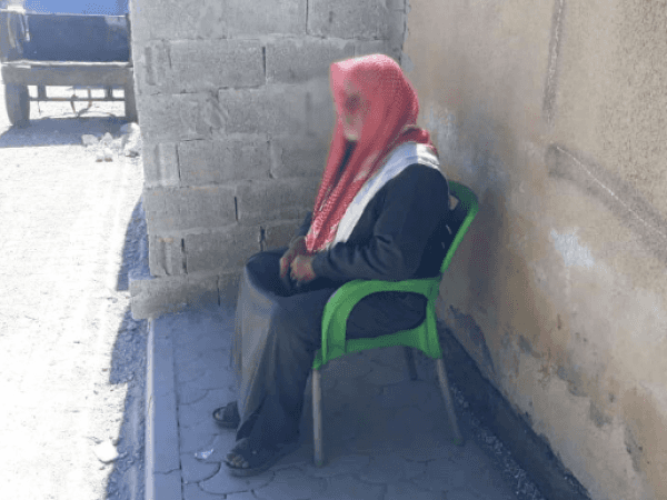 عم يعاني من ماء بيضاء في عيونه ويحتاج مساعدتكم