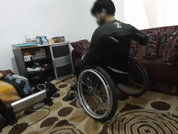 شاب لديه شلل نصفي بحاجة لمساعدتك