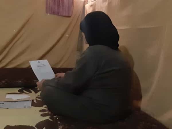 مهجّرة مصابة بالحمّى المالطية تعيش في خيمة
