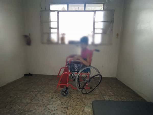 عائلة وضعهم سيء للغاية وبحاجة مساعدة