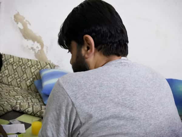 أب يعاني من ضعف بالسمع