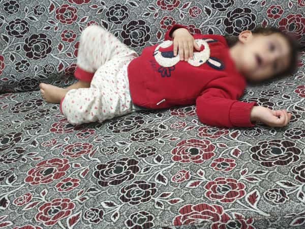 رغد طفلة بحاجة ماسّة لجهاز رذاذ.