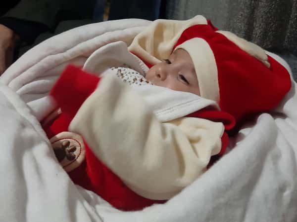 رضيع بحاجة عناية طبية