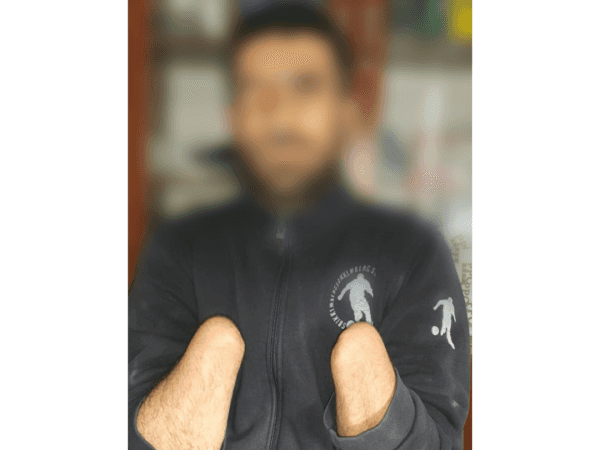 شاب يعاني من مشاكل في السمع