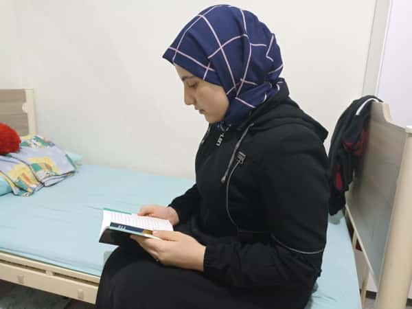 Israa, eine junge Frau, die ihren Vater verlor