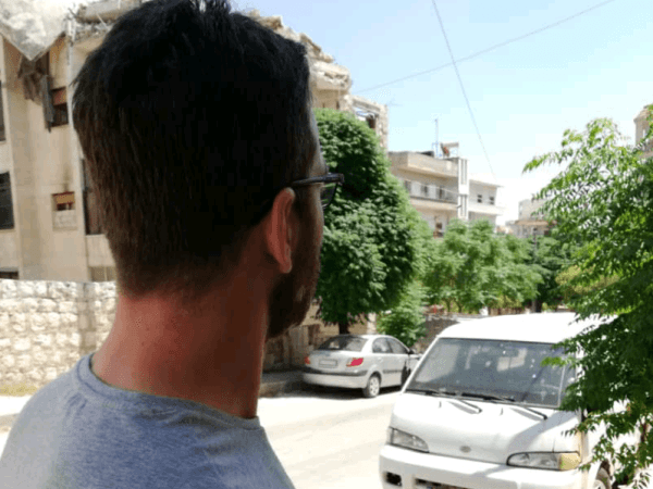 شاب لا يستطيع العمل لضعف بصره