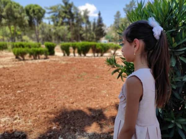Safa is an orphan girl from Idlib