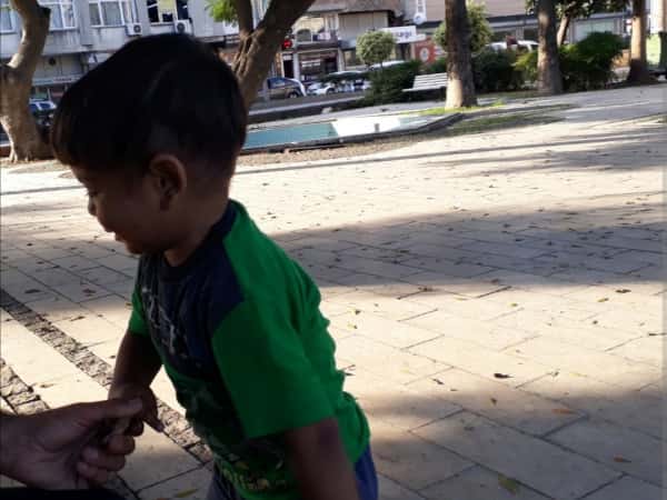 A child expatriates with his father in search of treatment