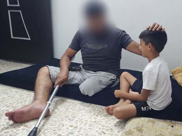 Nach dem Erdbeben blieb niemand außer seinem kleinen Kind aus seiner Familie übrig. Er benötigt dringend eure Hilfe