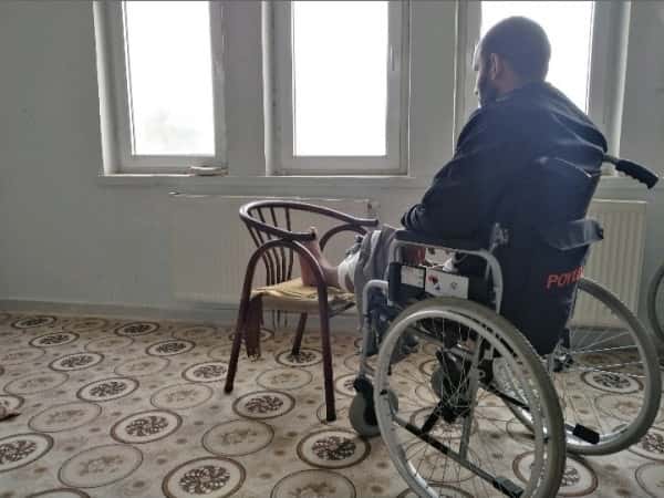 إياد ضحية انفجار لغم، بحاجة لجراحة وأدوية.