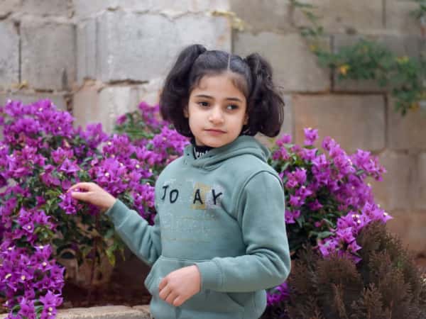 آسيا طفلة يتيمة من دير الزور