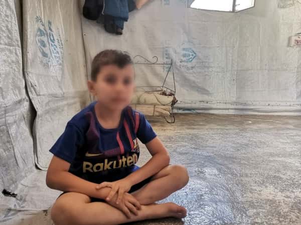يعاني الطفل الصغير إياد من اختلاجات ويحتاج على إثر ذلك ل تناول الأدوية ب استمرار