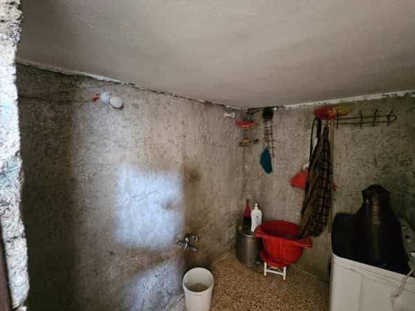 واقعٌ معيشيّ قاسٍ لأربعة أطفال