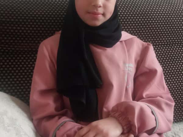 الطفلة سدرا يتيمة من ادلب