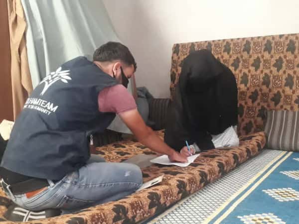سيدة تعيش في خيمة تعاني مشكلة في عينيها