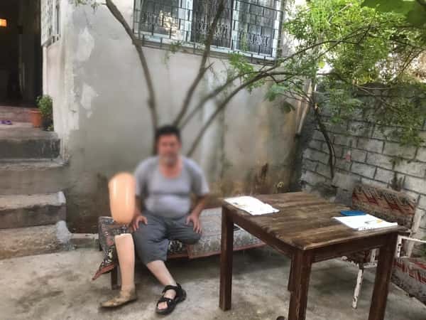 معاناة العم محمد بعد بتر ساقهِ في المعتقل