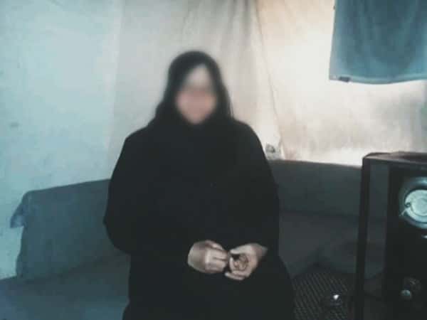 امرأة تعاني من انفصال في شبكية العين