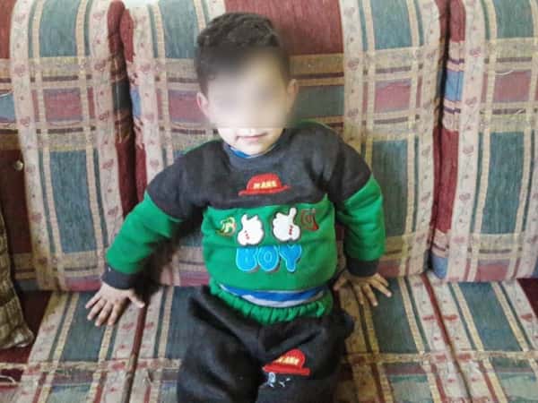 طفل لا يستطيع النوم من وجعهِ!