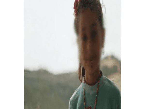 جنى طفلة يتيمة من ريف اللاذقية