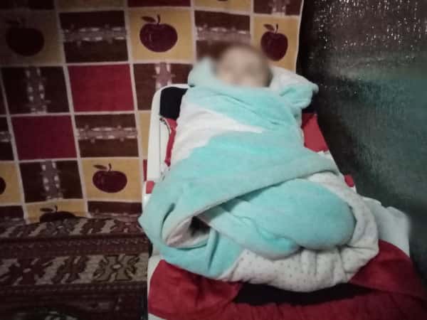 عمره خمسة أشهر وبحاجة حليب وحفاضات
