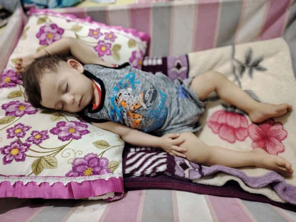 Oppression and helplessness in securing treatment for their child, so provide them with donations to treat him.
