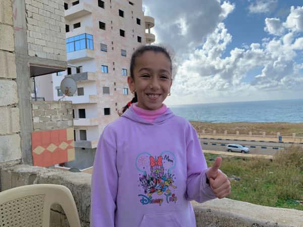 ريم طفلة يتيمة تحلم بأن تصبح طبيبة