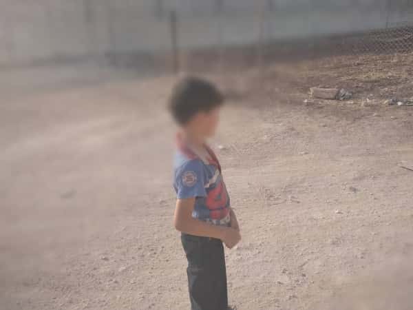 طفل بحاجة سماعة طبية