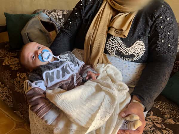 The difficulty during birth caused the hernia fluids to descend into a sensitive area in the little one's body, preventing his small eyes from sleeping due to the severity of the pain.
