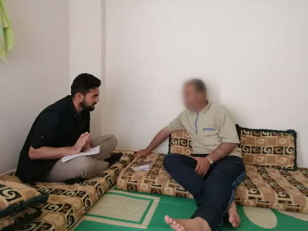 رجل يعاني من تفتت مفصل رجله