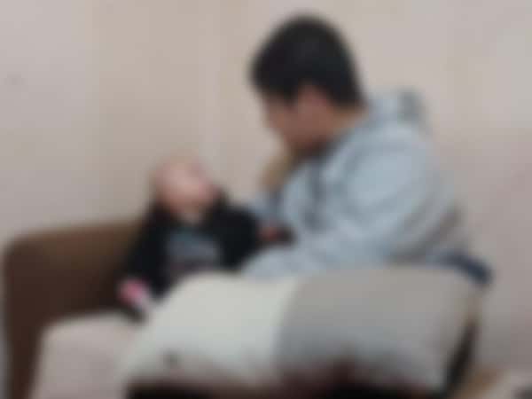 عبد القادر طفل يعاني من شلل نصفي نتيجة قصف الطيران