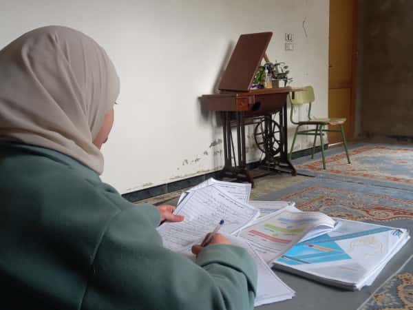 آلاء… حلم يقاوم الفقد وضيق الحياة