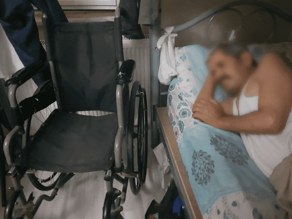 رجل يعاني من سرطان العظام