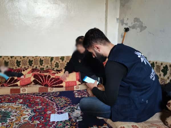 مسنة بحاجة عمل جراحي في عينيها!