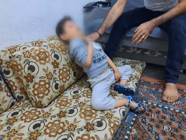 بدعمكم سيقف الطفل وليد على قدميه