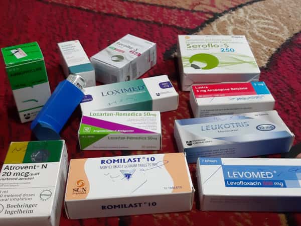 رجل كبير بالسن بحاجة ضرورية إلى أدوية
