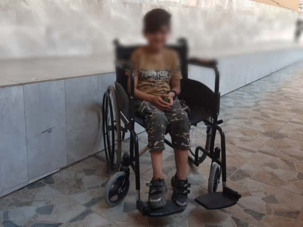 طفل بحاجة شديدة للمساعدة
