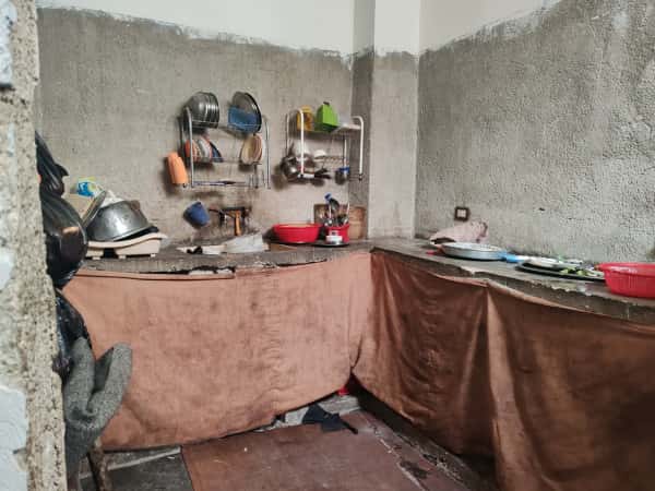 عائلةٌ بدخل ضئيل..