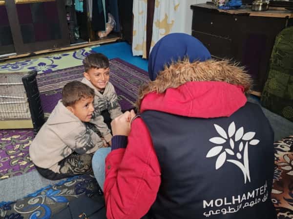 غرفة واحدة تحتضن وجع عائلة كاملة